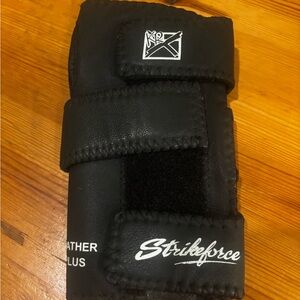 Strikeforce Black Leather Bowling Positioner Plus